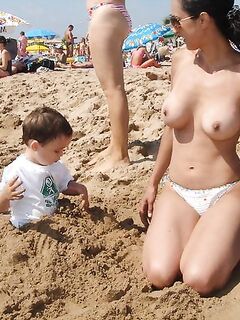 Подборка голых леди в публичных местах - секс порно фото