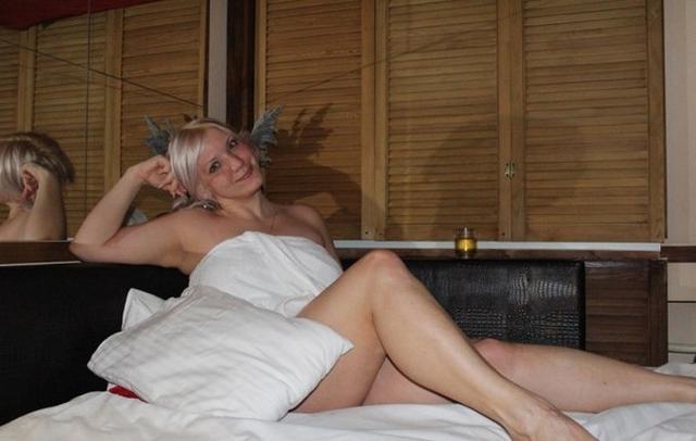 Грудастая блондинка обожает свежие цветы - секс порно фото