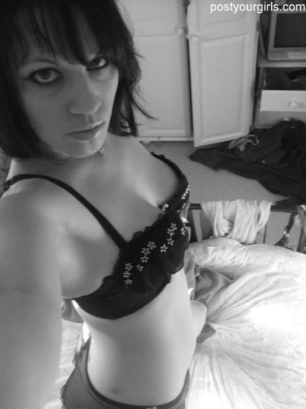 Черно-белые селфи сексуальной брюнетки - секс порно фото