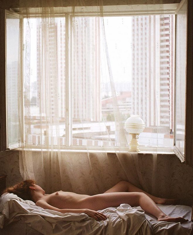 Рыжая телка валяется на постели в одиночестве - секс порно фото