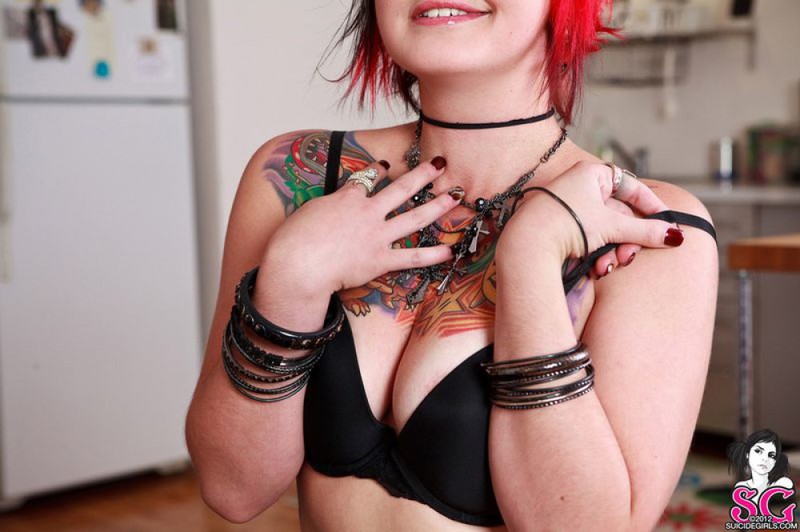 Татуированная крашенная бунтарка хочет потрахаться - секс порно фото