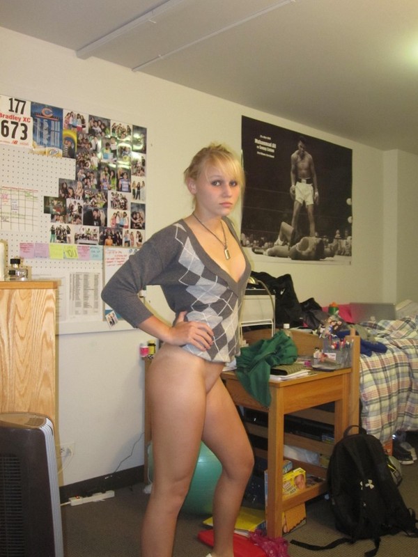 Игривая блондинка охотно мастурбирует киску самой себе - секс порно фото