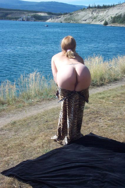 Деревенская девушка позирует на речке перед камерой - секс порно фото