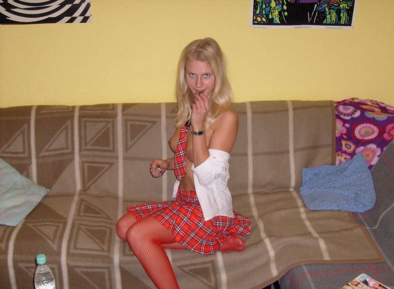 Аппетитная блондинка в студенческой униформе и красных чулках - секс порно фото