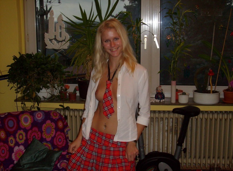 Аппетитная блондинка в студенческой униформе и красных чулках - секс порно фото