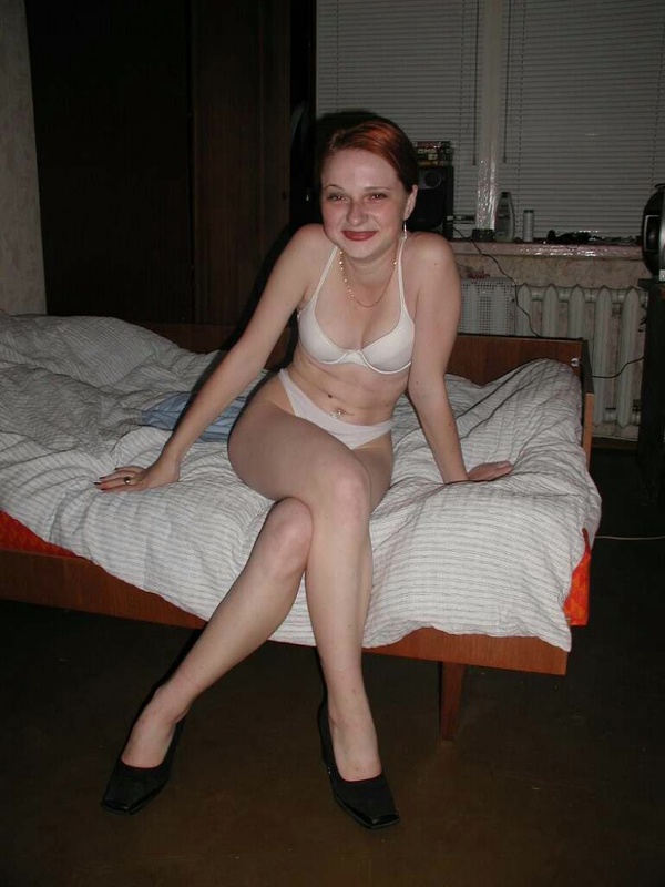 Рыжая сучка хороша и без нижнего белья - секс порно фото